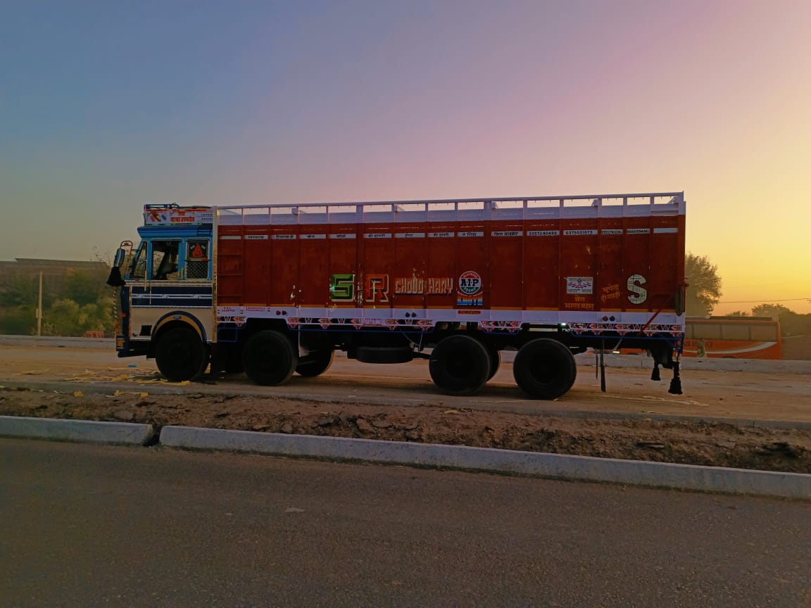 Closed body container truck